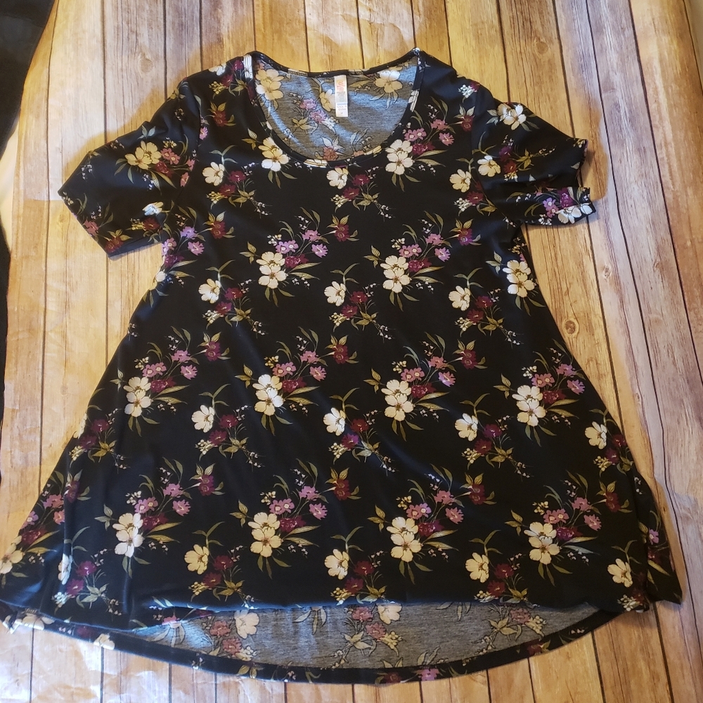 Lularoe Medium Perfrct Tee